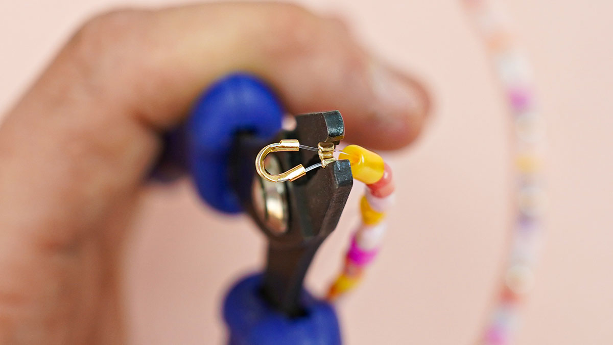 Collana con perle di madreperla color pastello : Tappa 10 Collana con perle di madreperla color pastello : Tappa 10