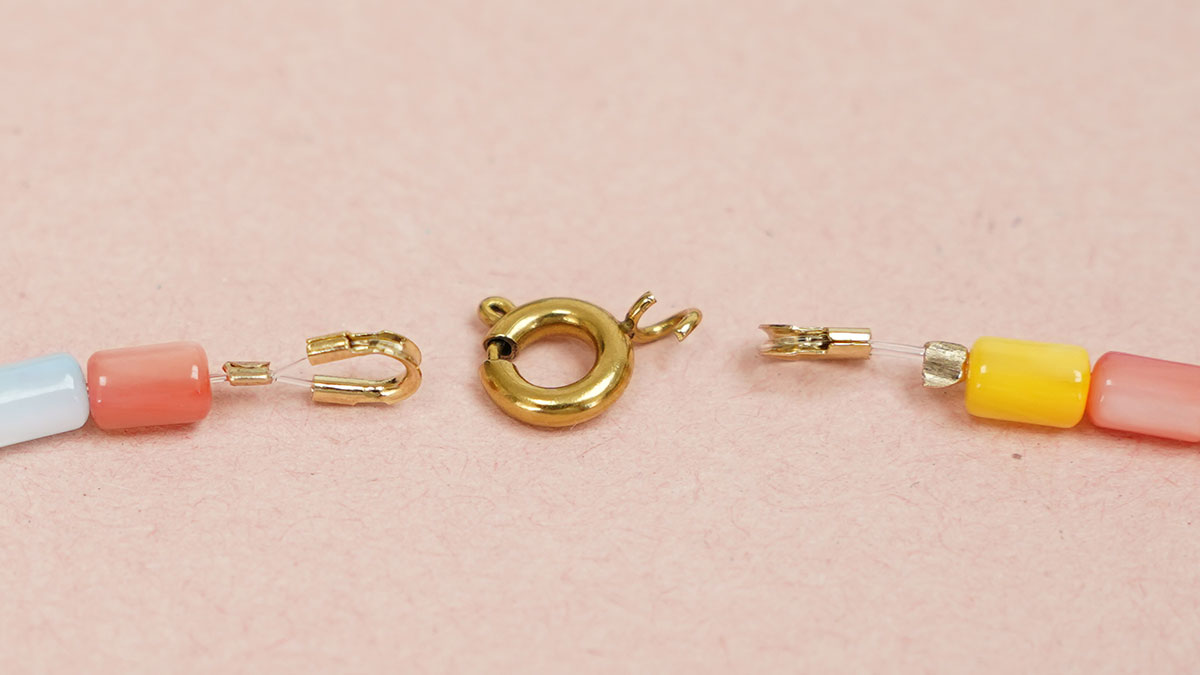 Collana con perle di madreperla color pastello : Tappa 12 Collana con perle di madreperla color pastello : Tappa 12