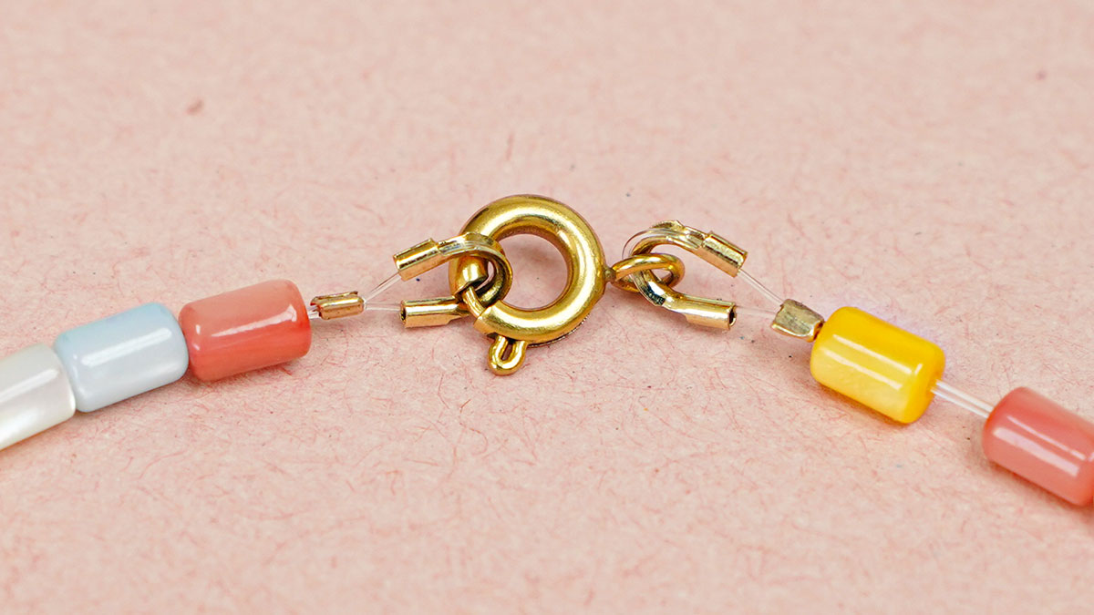 Collana con perle di madreperla color pastello : Tappa 13 Collana con perle di madreperla color pastello : Tappa 13