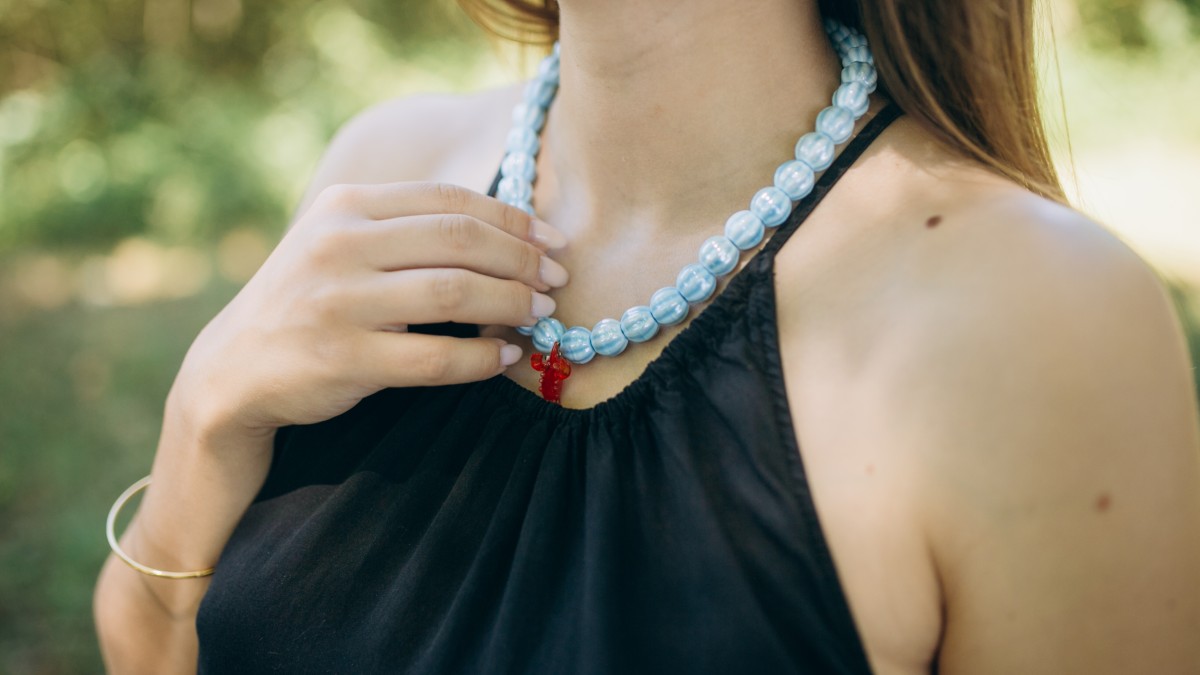 Collana di perle in ceramica con pendente in vetro Collana di perle in ceramica con pendente in vetro