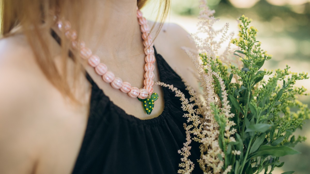 Schema Collana di perle in ceramica con pendente in vetro Schema Collana di perle in ceramica con pendente in vetro