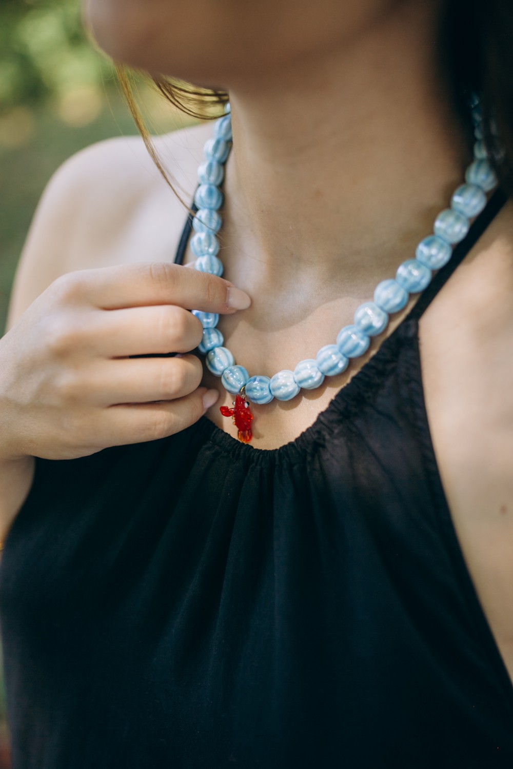 Schema Collana di perle in ceramica con pendente in vetro Schema Collana di perle in ceramica con pendente in vetro