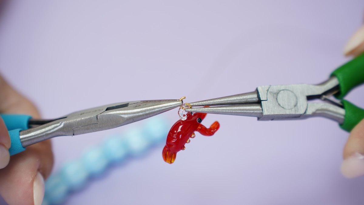 Collana di perle in ceramica con pendente in vetro : Tappa 4 Collana di perle in ceramica con pendente in vetro : Tappa 4