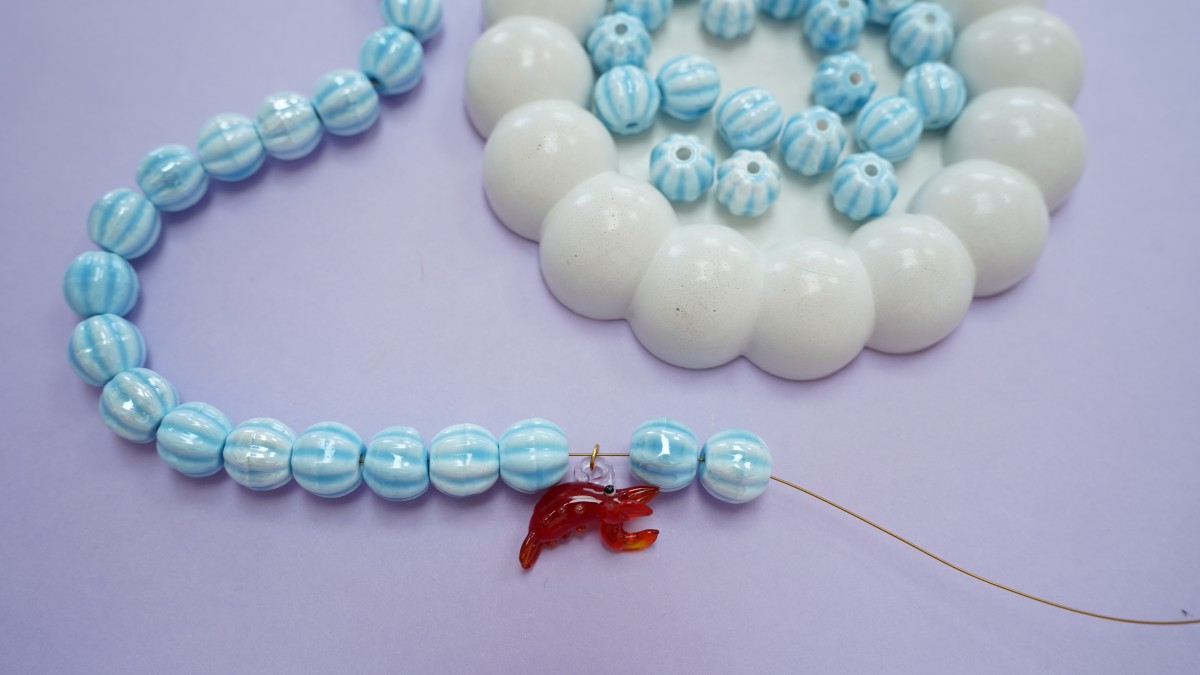 Collana di perle in ceramica con pendente in vetro : Tappa 5 Collana di perle in ceramica con pendente in vetro : Tappa 5