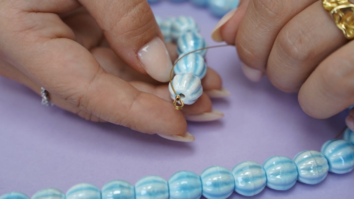 Collana di perle in ceramica con pendente in vetro : Tappa 6 Collana di perle in ceramica con pendente in vetro : Tappa 6