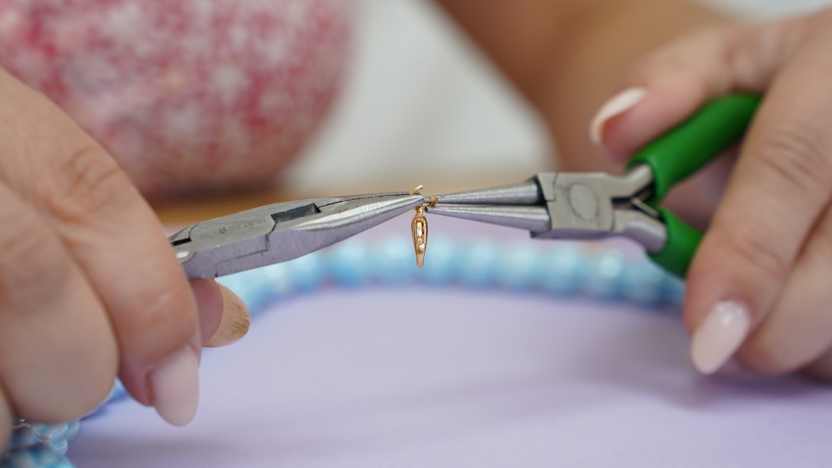 Collana di perle in ceramica con pendente in vetro : Tappa 7 Collana di perle in ceramica con pendente in vetro : Tappa 7