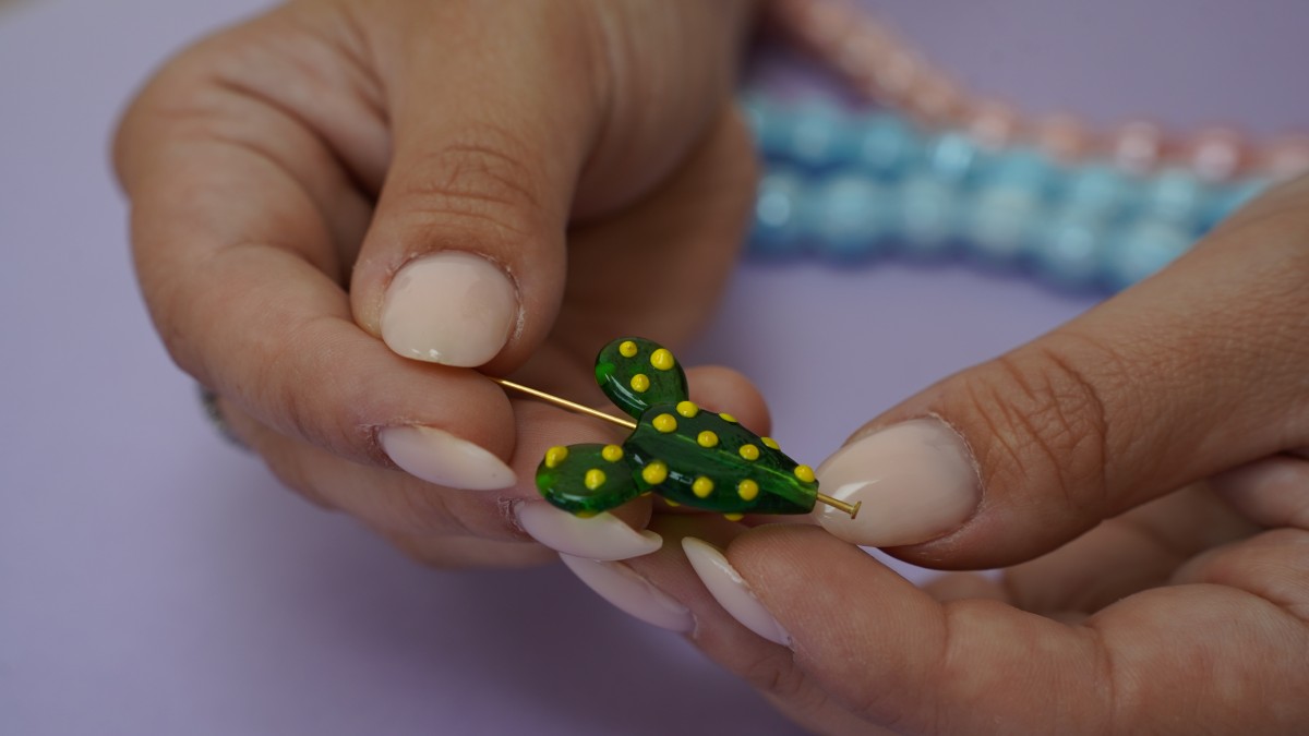 Collana di perle in ceramica con pendente in vetro : Tappa 8 Collana di perle in ceramica con pendente in vetro : Tappa 8