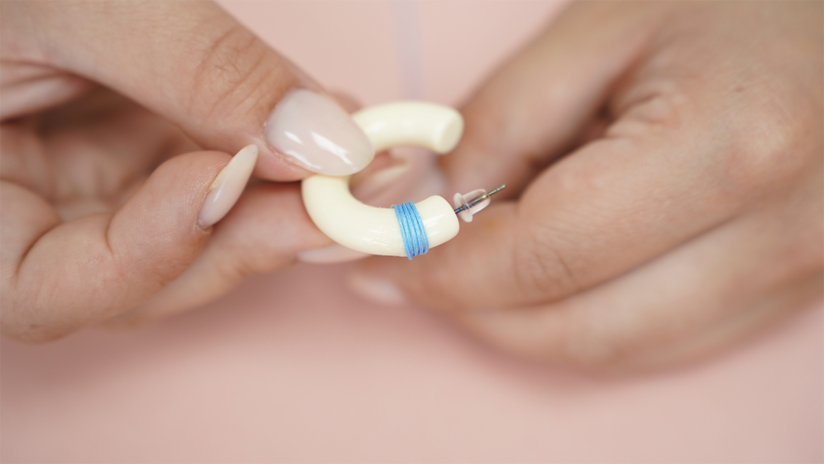 Orecchini vintage con filo blu e dorato : Tappa 2 Orecchini vintage con filo blu e dorato : Tappa 2