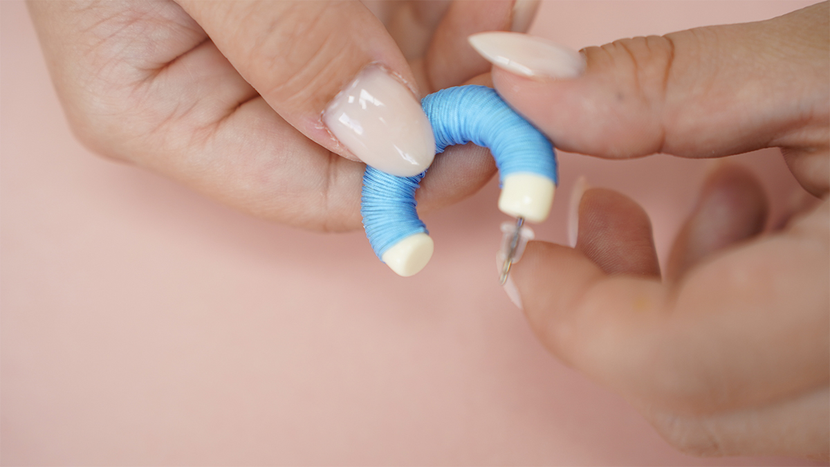 Orecchini vintage con filo blu e dorato : Tappa 3 Orecchini vintage con filo blu e dorato : Tappa 3