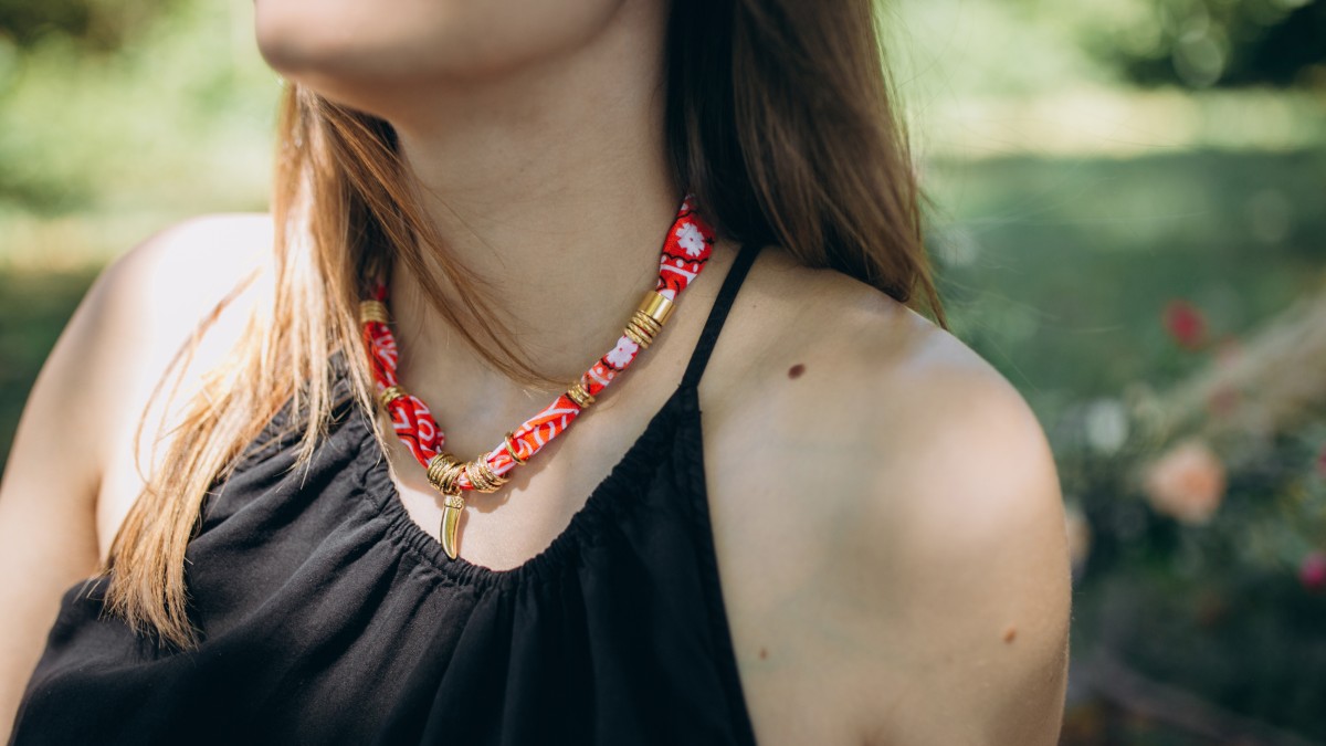 Schema Collana a bandana arancione con perle lavorate Schema Collana a bandana arancione con perle lavorate