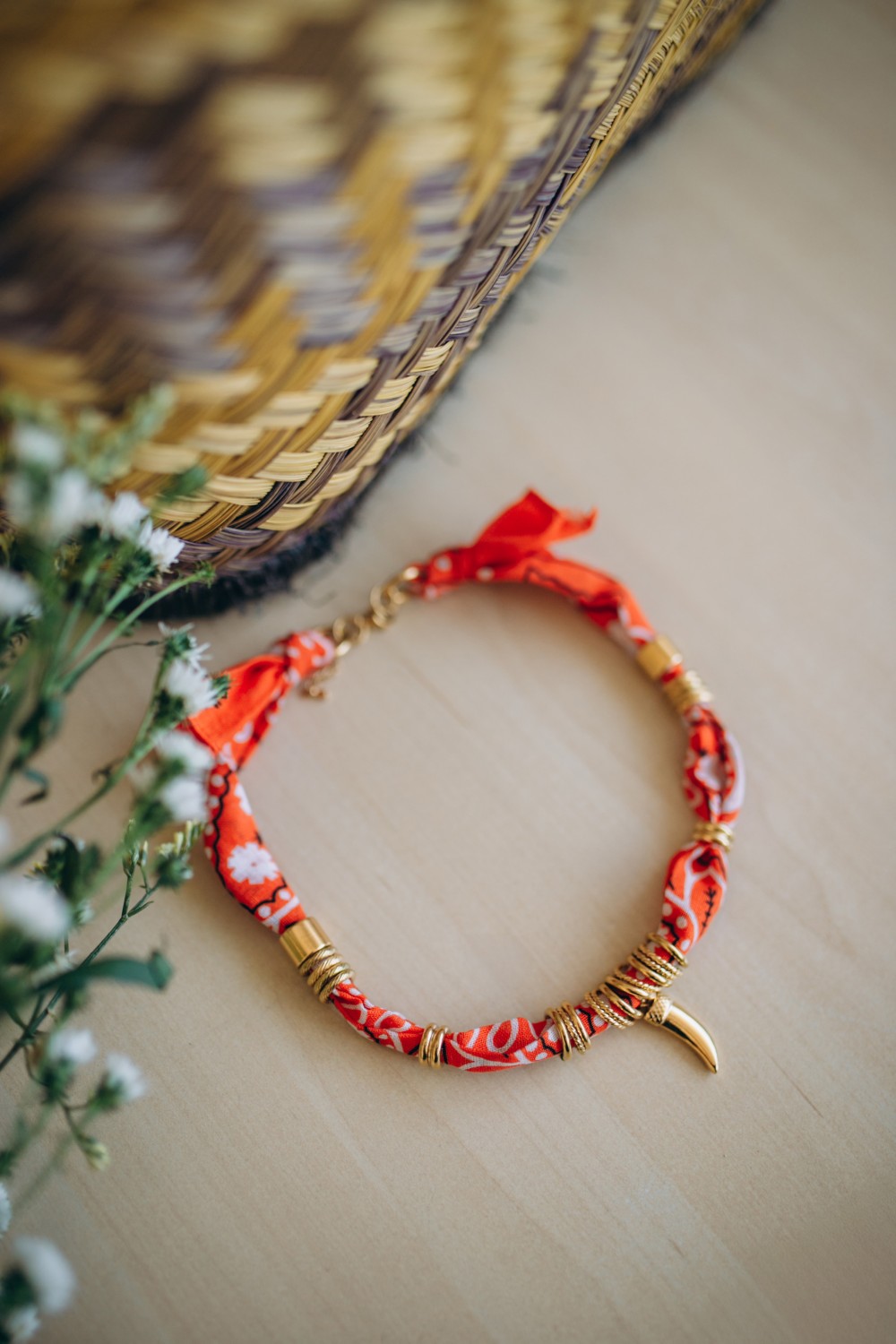 Schema Collana a bandana arancione con perle lavorate Schema Collana a bandana arancione con perle lavorate