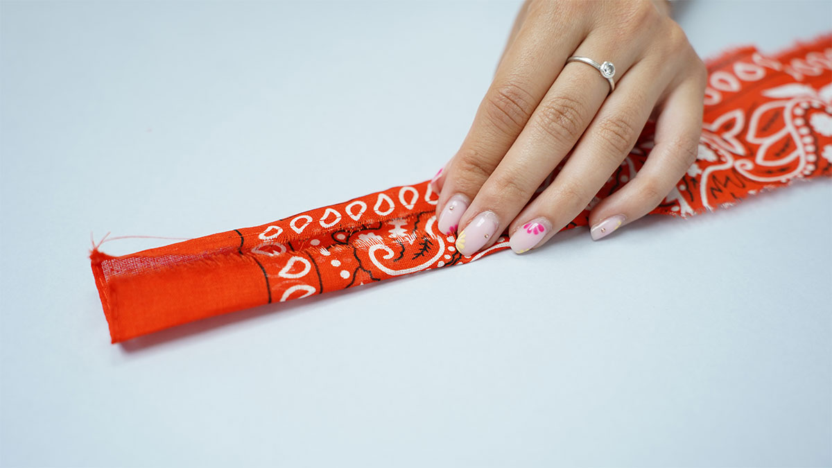 Collana a bandana arancione con perle lavorate : Tappa 2 Collana a bandana arancione con perle lavorate : Tappa 2