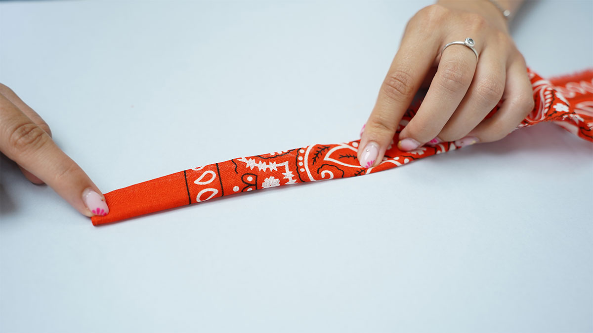 Collana a bandana arancione con perle lavorate : Tappa 3 Collana a bandana arancione con perle lavorate : Tappa 3