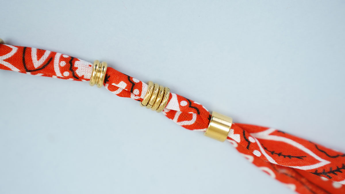 Collana a bandana arancione con perle lavorate : Tappa 4 Collana a bandana arancione con perle lavorate : Tappa 4