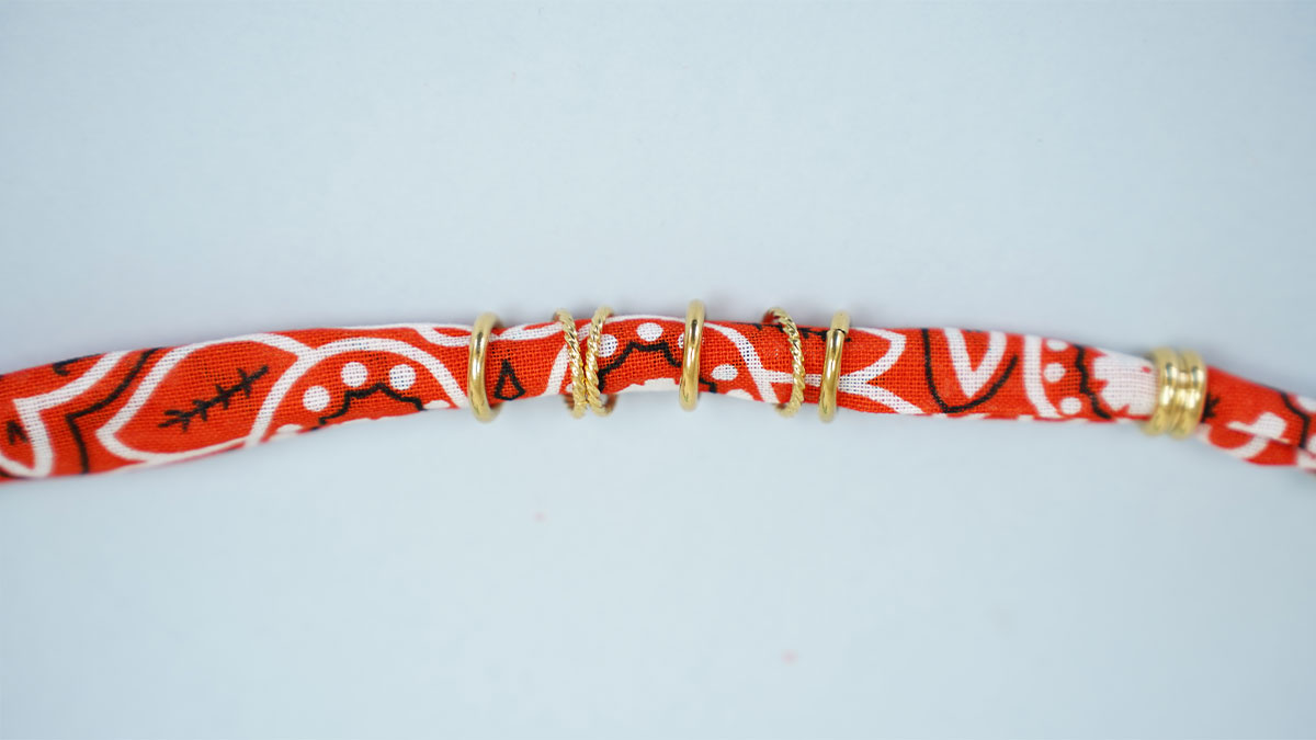 Collana a bandana arancione con perle lavorate : Tappa 5 Collana a bandana arancione con perle lavorate : Tappa 5