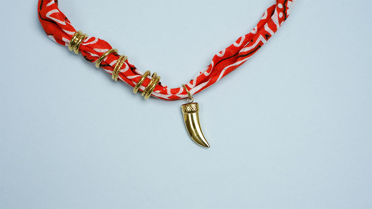 Collana a bandana arancione con perle lavorate : Tappa 6 Collana a bandana arancione con perle lavorate : Tappa 6