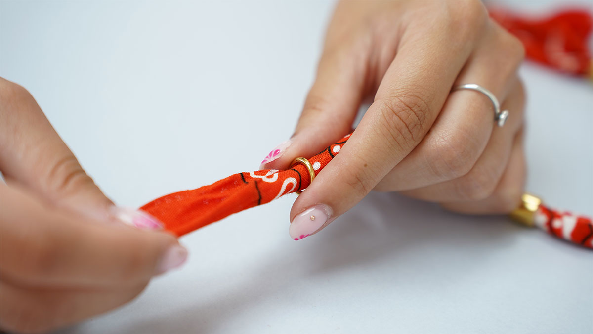 Collana a bandana arancione con perle lavorate : Tappa 7 Collana a bandana arancione con perle lavorate : Tappa 7