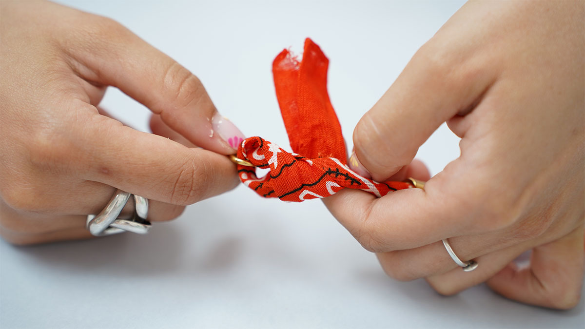 Collana a bandana arancione con perle lavorate : Tappa 9 Collana a bandana arancione con perle lavorate : Tappa 9