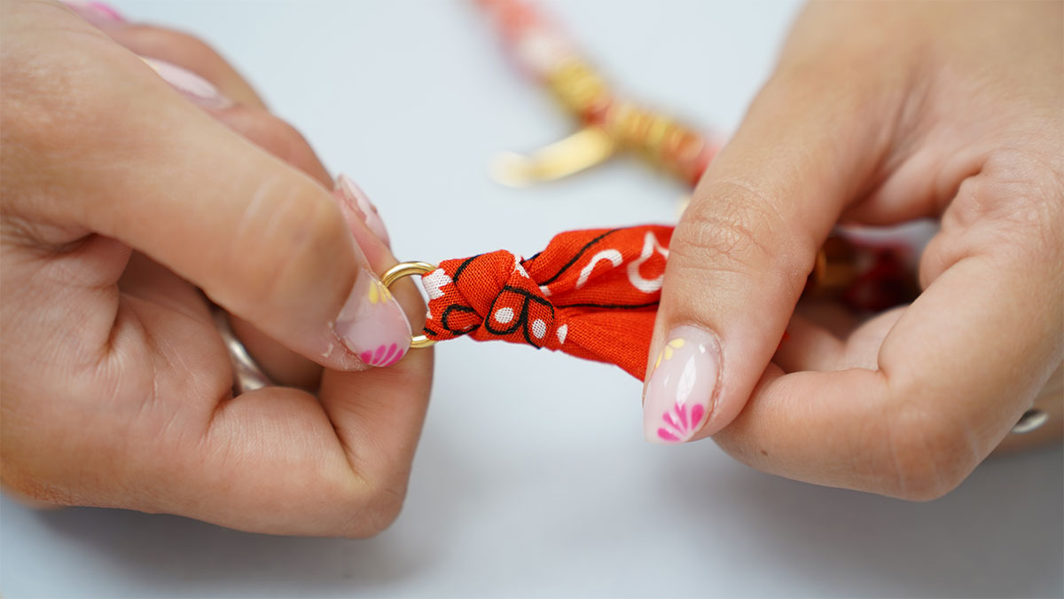 Collana a bandana arancione con perle lavorate : Tappa 11 Collana a bandana arancione con perle lavorate : Tappa 11