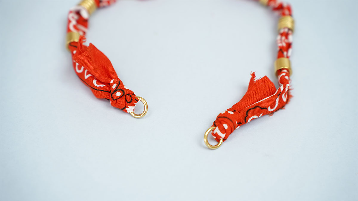 Collana a bandana arancione con perle lavorate : Tappa 12 Collana a bandana arancione con perle lavorate : Tappa 12