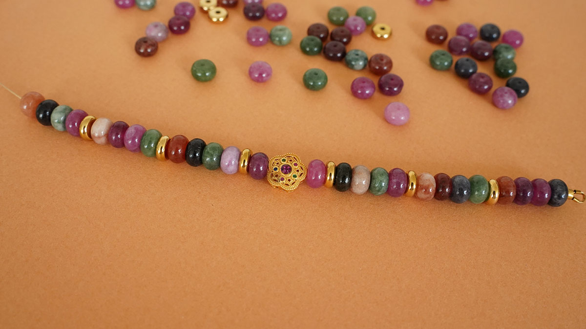 Bracciale in pietra naturale e fiore di perla : Tappa 2 Bracciale in pietra naturale e fiore di perla : Tappa 2