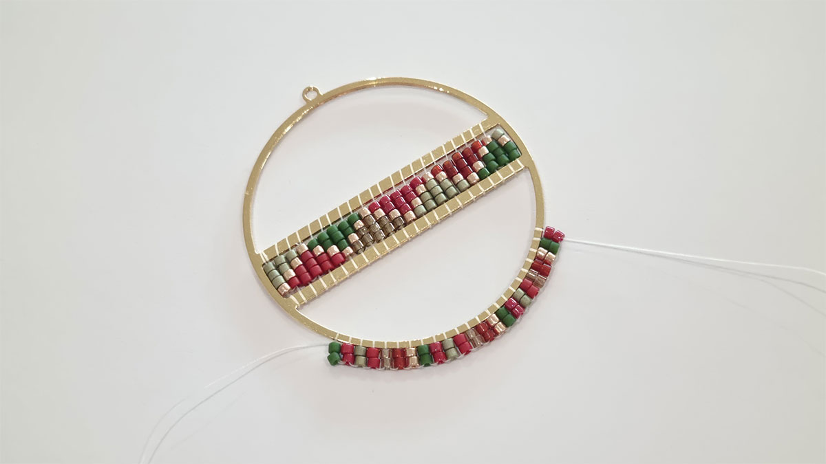 Orecchini con frangia di perle Miyuki Delica : Tappa 6 Orecchini con frangia di perle Miyuki Delica : Tappa 6