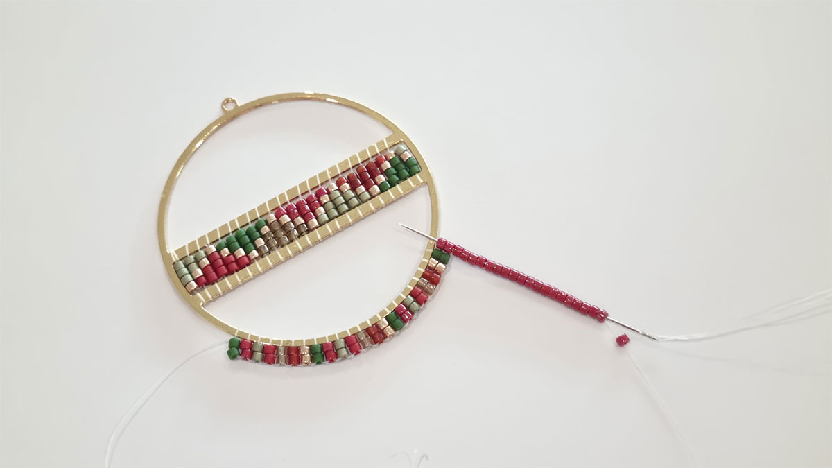 Orecchini con frangia di perle Miyuki Delica : Tappa 7 Orecchini con frangia di perle Miyuki Delica : Tappa 7