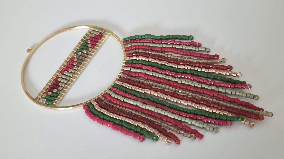 Orecchini con frangia di perle Miyuki Delica : Tappa 10 Orecchini con frangia di perle Miyuki Delica : Tappa 10