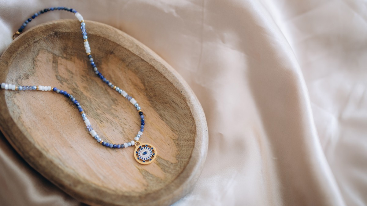 Collier en perles Lapis Lazuli, toupies PureCrystal et perles en nacre Collier en perles Lapis Lazuli, toupies PureCrystal et perles en nacre