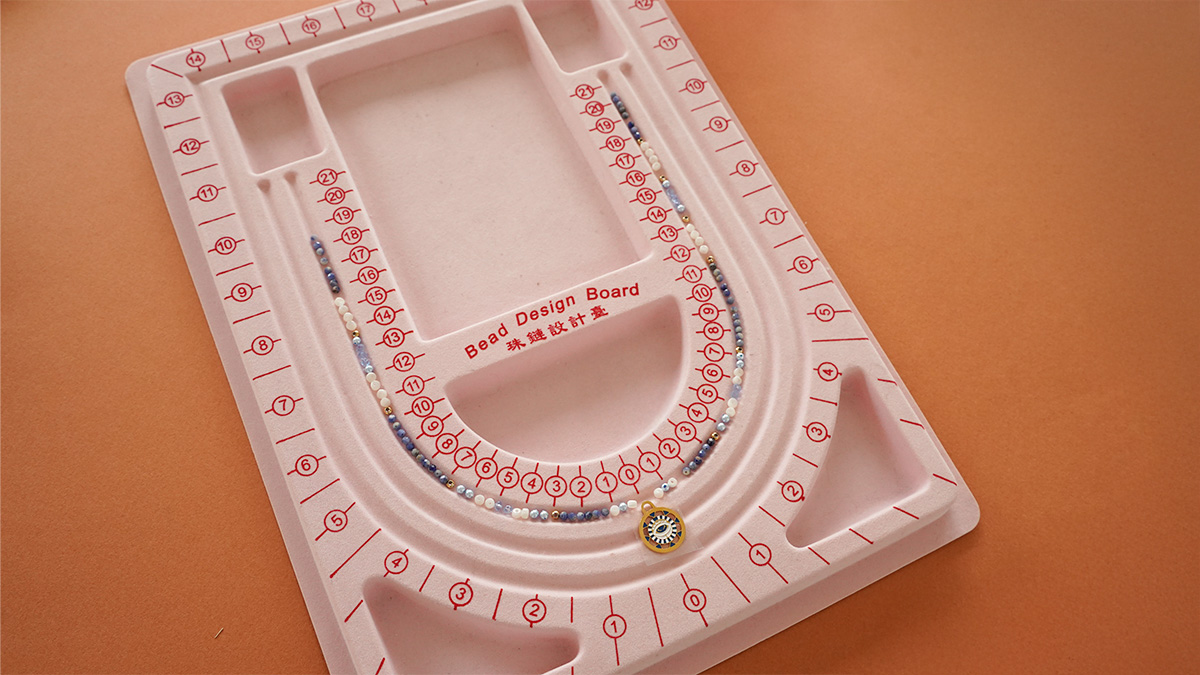 Collana con perle di Lapislazzuli, Biconi di PureCrystal e perle di madreperla : Tappa 1 Collana con perle di Lapislazzuli, Biconi di PureCrystal e perle di madreperla : Tappa 1