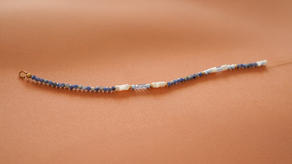 Collana con perle di Lapislazzuli, Biconi di PureCrystal e perle di madreperla : Tappa 4 Collana con perle di Lapislazzuli, Biconi di PureCrystal e perle di madreperla : Tappa 4