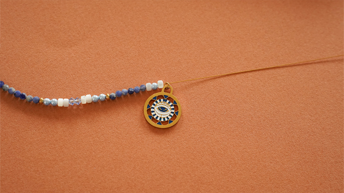 Collana con perle di Lapislazzuli, Biconi di PureCrystal e perle di madreperla : Tappa 5 Collana con perle di Lapislazzuli, Biconi di PureCrystal e perle di madreperla : Tappa 5