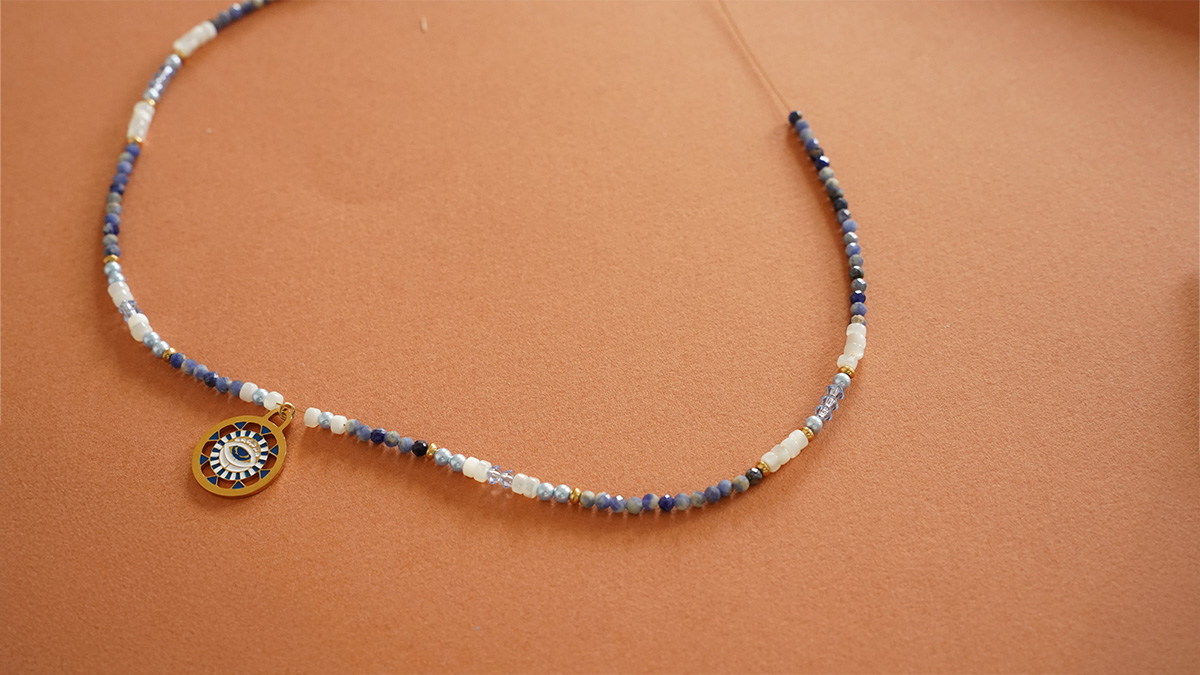 Collana con perle di Lapislazzuli, Biconi di PureCrystal e perle di madreperla : Tappa 6 Collana con perle di Lapislazzuli, Biconi di PureCrystal e perle di madreperla : Tappa 6