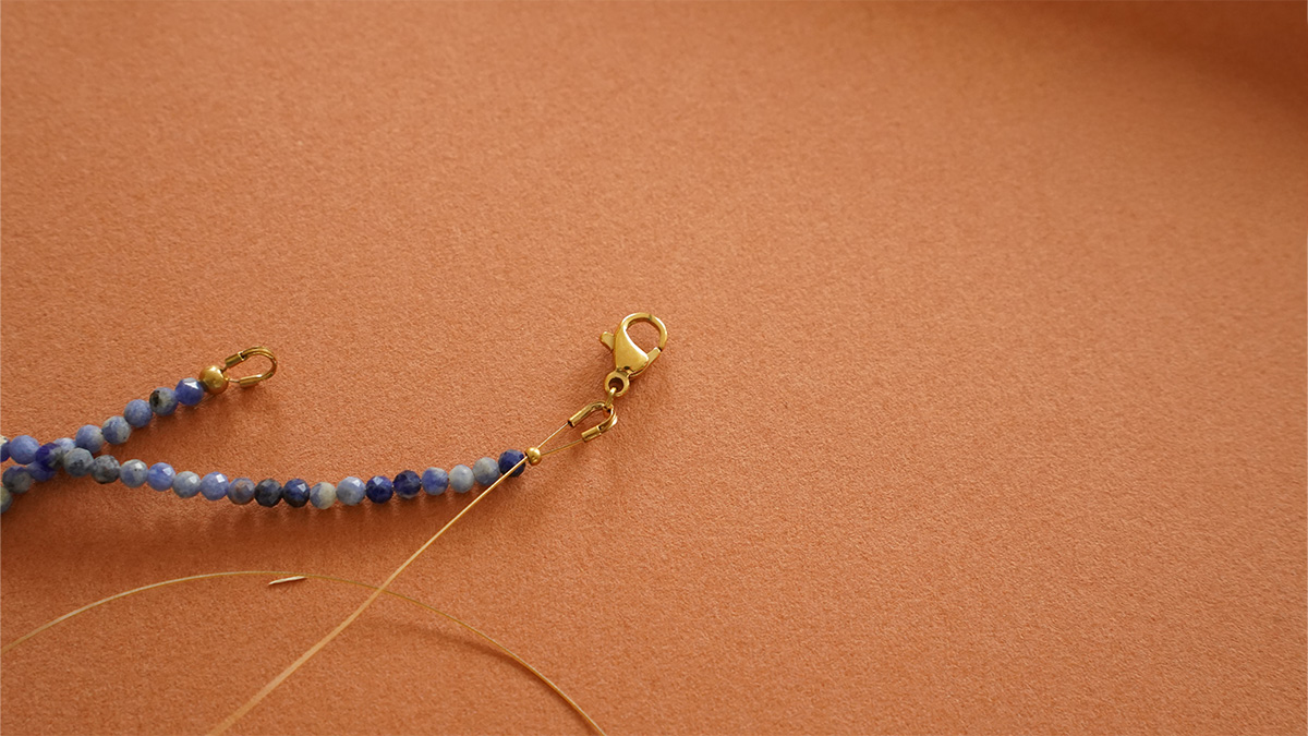 Collana con perle di Lapislazzuli, Biconi di PureCrystal e perle di madreperla : Tappa 7 Collana con perle di Lapislazzuli, Biconi di PureCrystal e perle di madreperla : Tappa 7