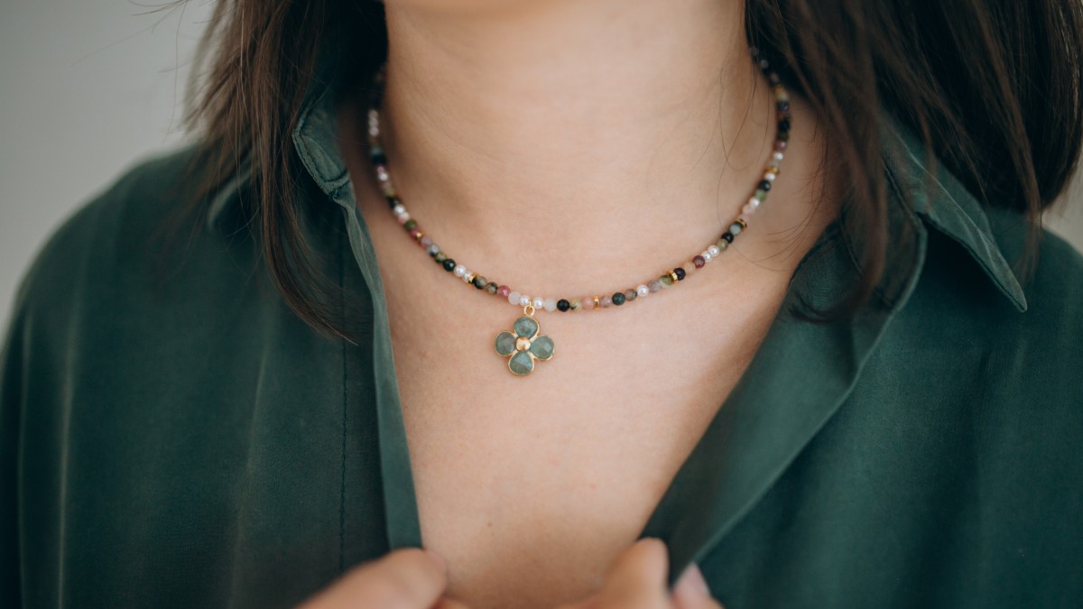 Collana di perle di tormalina con ciondolo a fiore di avventurina Collana di perle di tormalina con ciondolo a fiore di avventurina