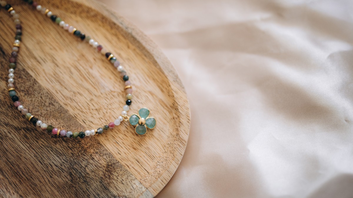 Schema Collana di perle di tormalina con trifoglio di avventurina Schema Collana di perle di tormalina con trifoglio di avventurina