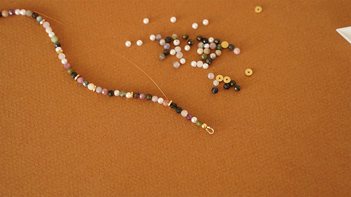 Collana di perle di tormalina con trifoglio di avventurina : Tappa 4 Collana di perle di tormalina con trifoglio di avventurina : Tappa 4