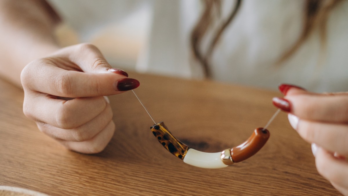 Braccialetti elastici con perle tubolari autunnali : Tappa 3 Braccialetti elastici con perle tubolari autunnali : Tappa 3