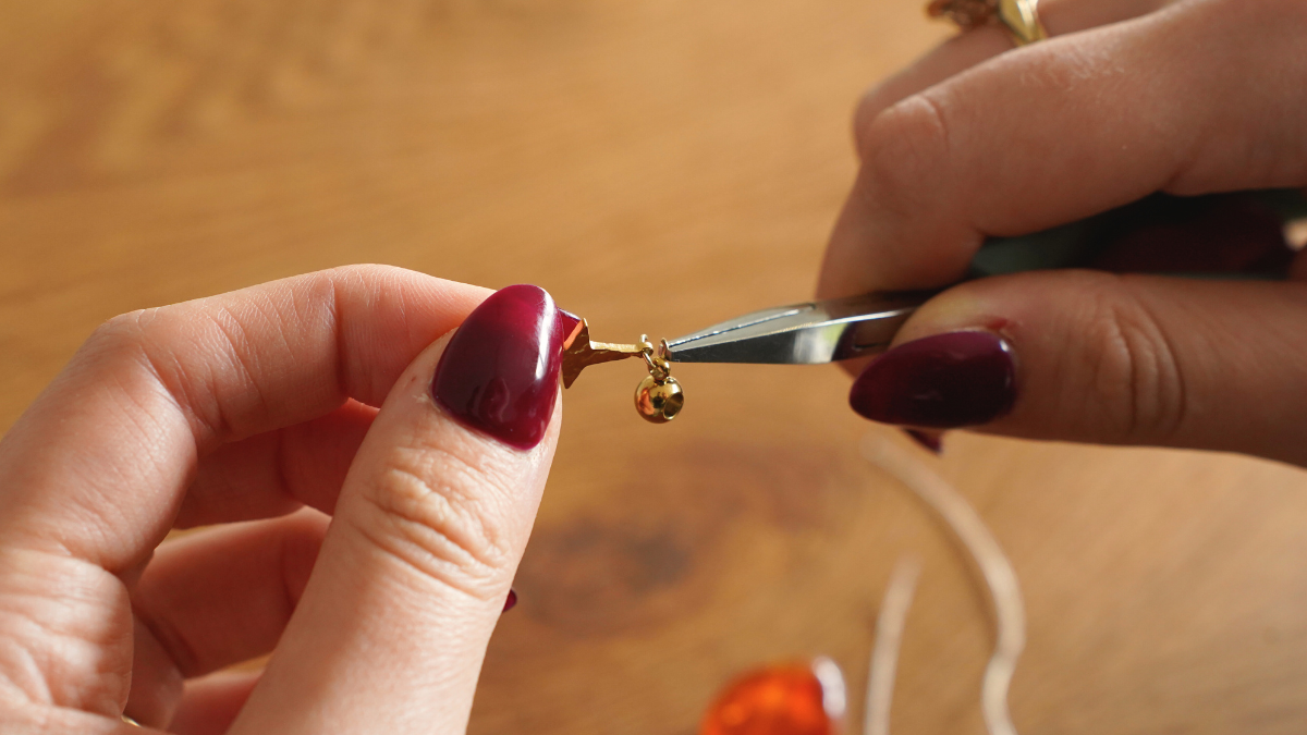 Bracciale di Perla in resina con Ciondoli in acciaio inossidabile : Tappa 1 Bracciale di Perla in resina con Ciondoli in acciaio inossidabile : Tappa 1