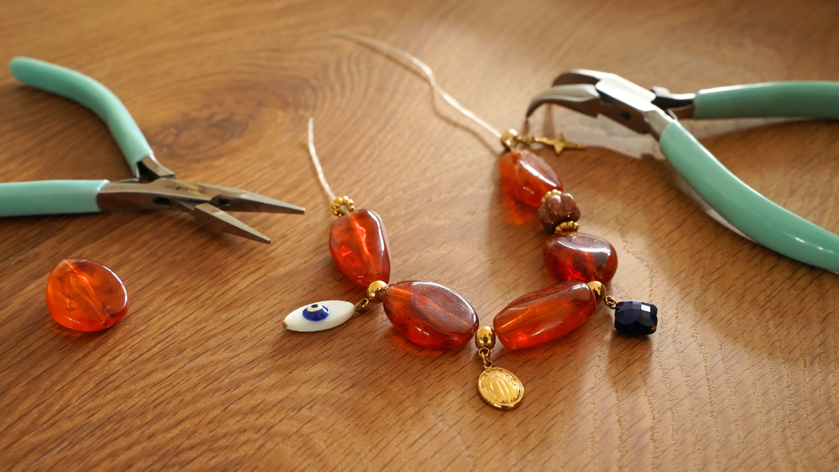 Bracciale di Perla in resina con Ciondoli in acciaio inossidabile : Tappa 2 Bracciale di Perla in resina con Ciondoli in acciaio inossidabile : Tappa 2