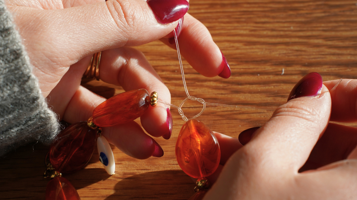 Bracciale di Perla in resina con Ciondoli in acciaio inossidabile : Tappa 3 Bracciale di Perla in resina con Ciondoli in acciaio inossidabile : Tappa 3