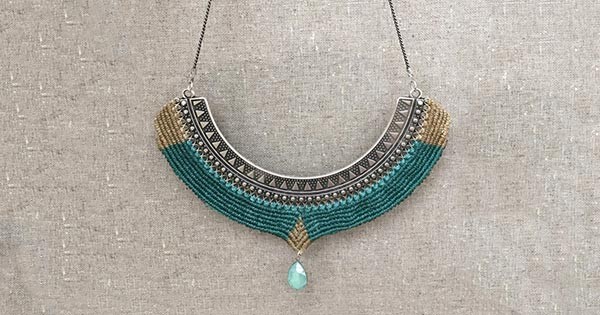 Collana in micro macramè con distanziatore torque e pera cabochon PureCrystal Collana in micro macramè con distanziatore torque e pera cabochon PureCrystal