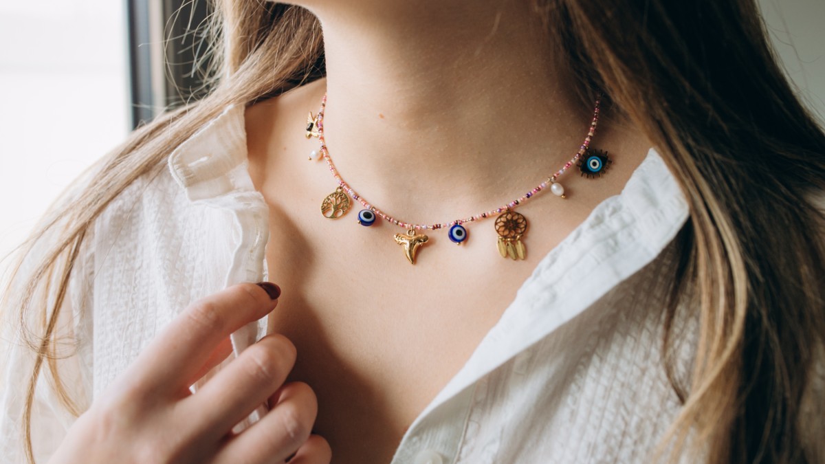 Collier charms en perles de rocailles Collier charms en perles de rocailles