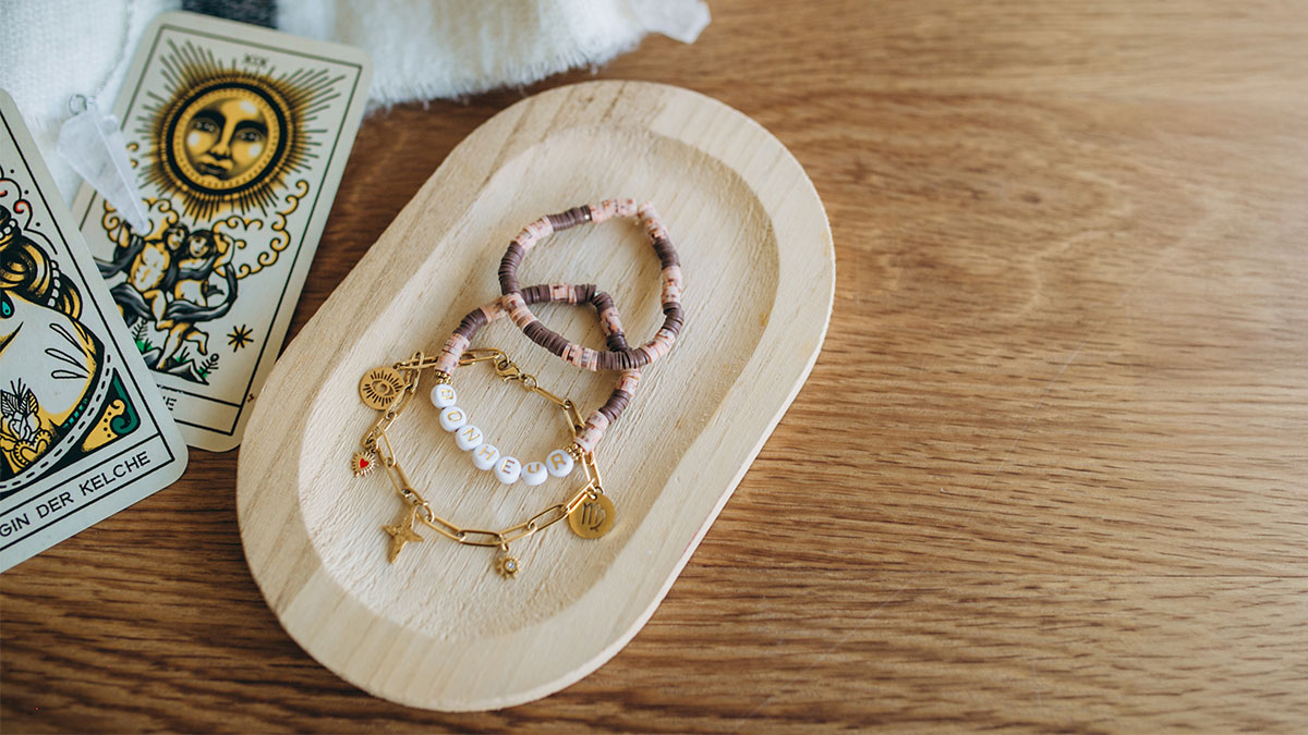 Schema Bracciali simbolici con ciondoli e lettere miste Schema Bracciali simbolici con ciondoli e lettere miste