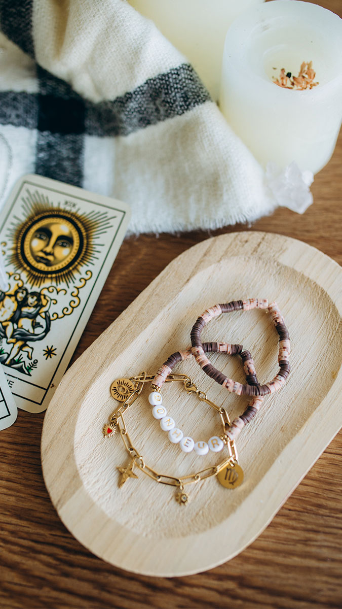Schema Bracciali simbolici con ciondoli e lettere miste Schema Bracciali simbolici con ciondoli e lettere miste