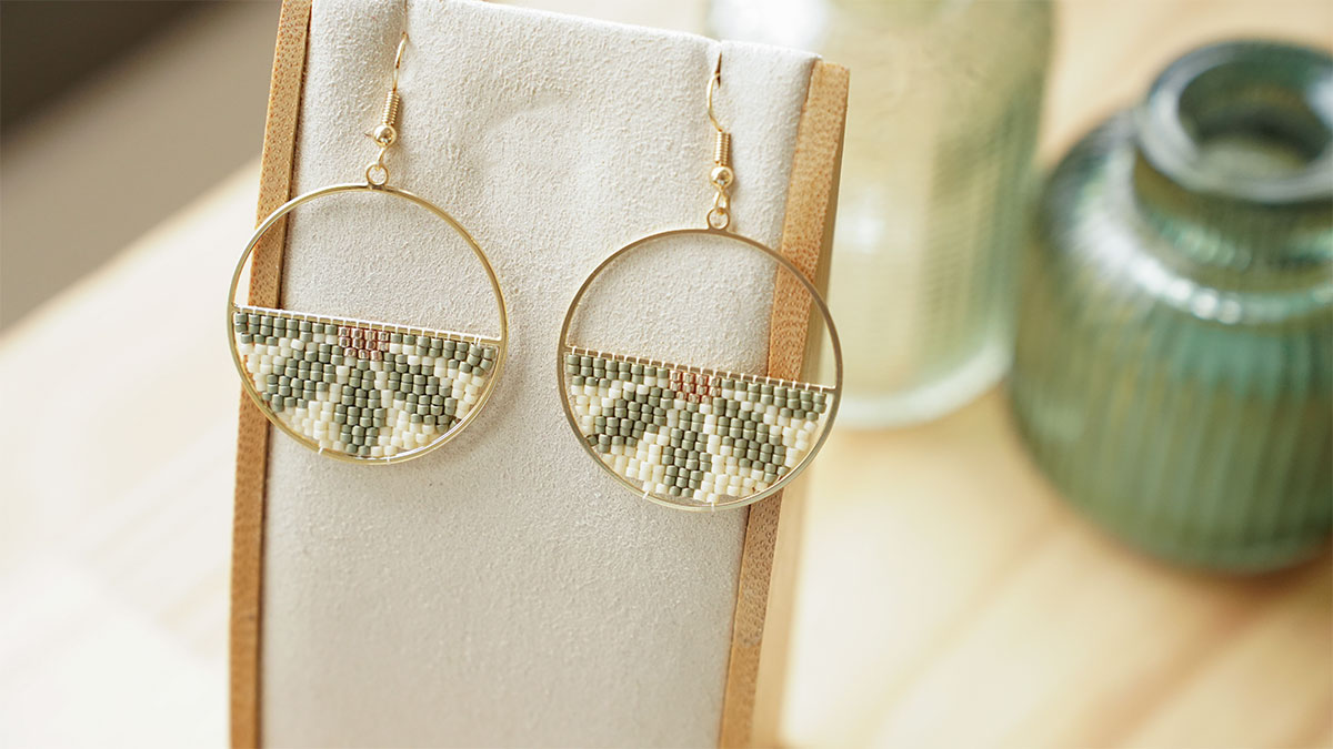 Orecchini con intreccio di mezzi fiori Orecchini con intreccio di mezzi fiori