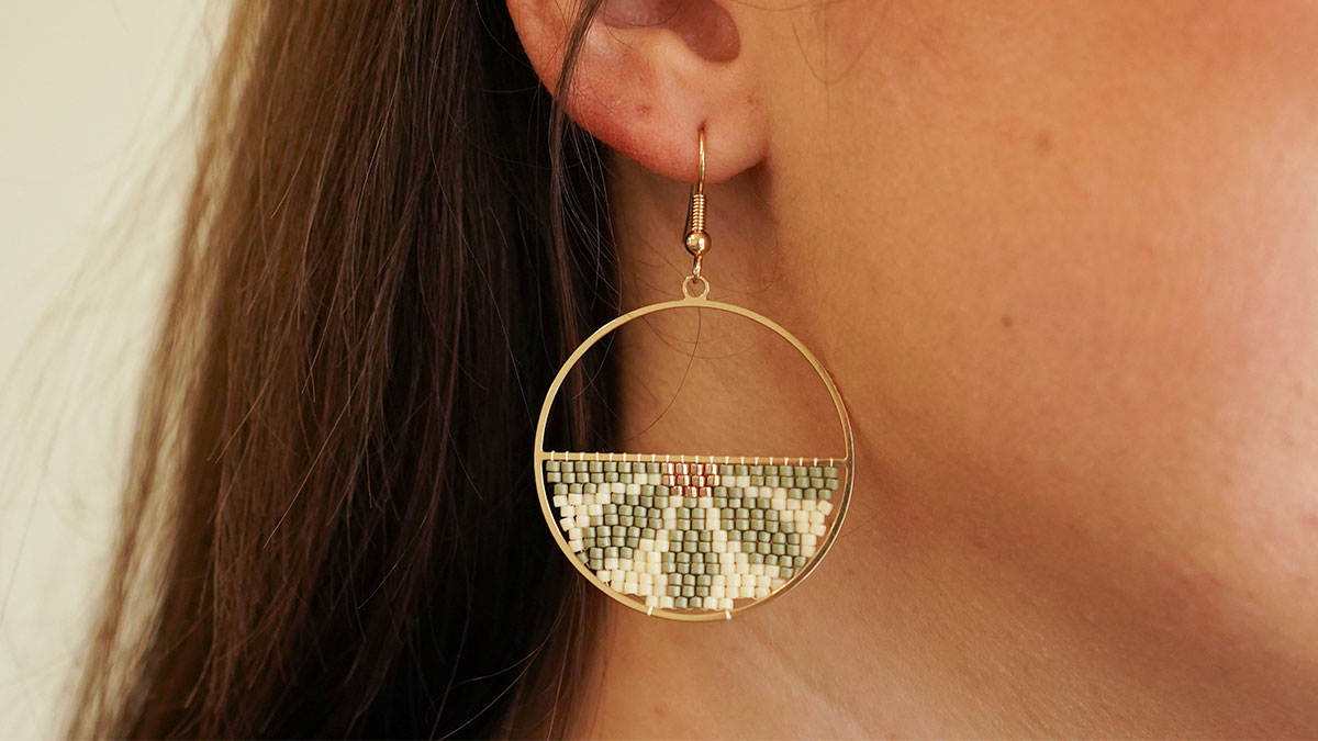 Schema Orecchini con intreccio di mezzi fiori Schema Orecchini con intreccio di mezzi fiori