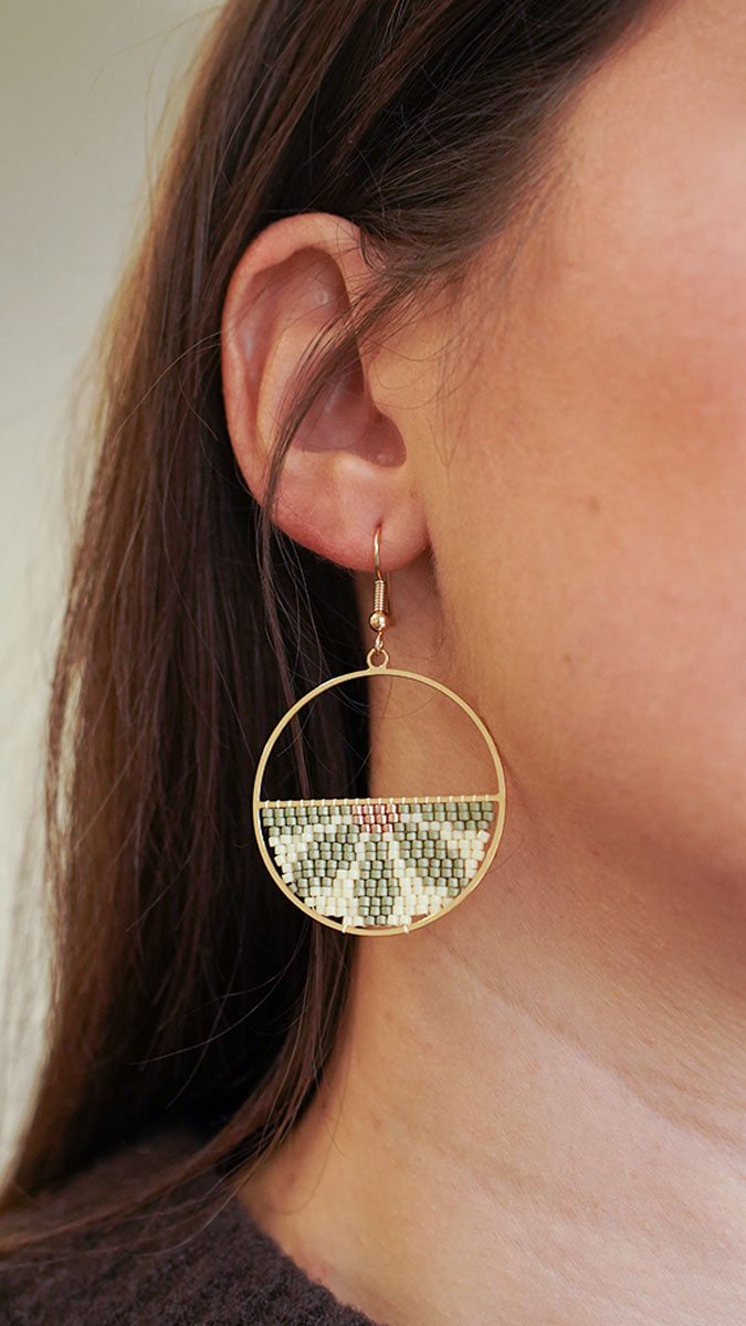 Schema Orecchini con intreccio di mezzi fiori Schema Orecchini con intreccio di mezzi fiori