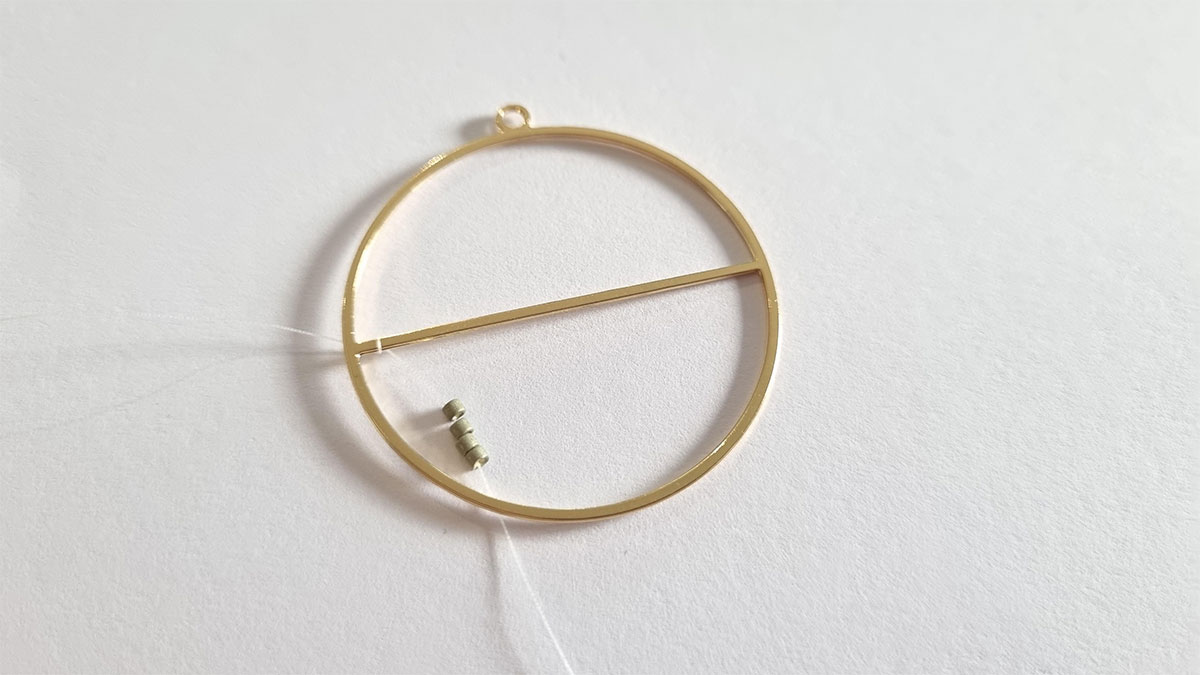 Orecchini con intreccio di mezzi fiori : Tappa 1 Orecchini con intreccio di mezzi fiori : Tappa 1