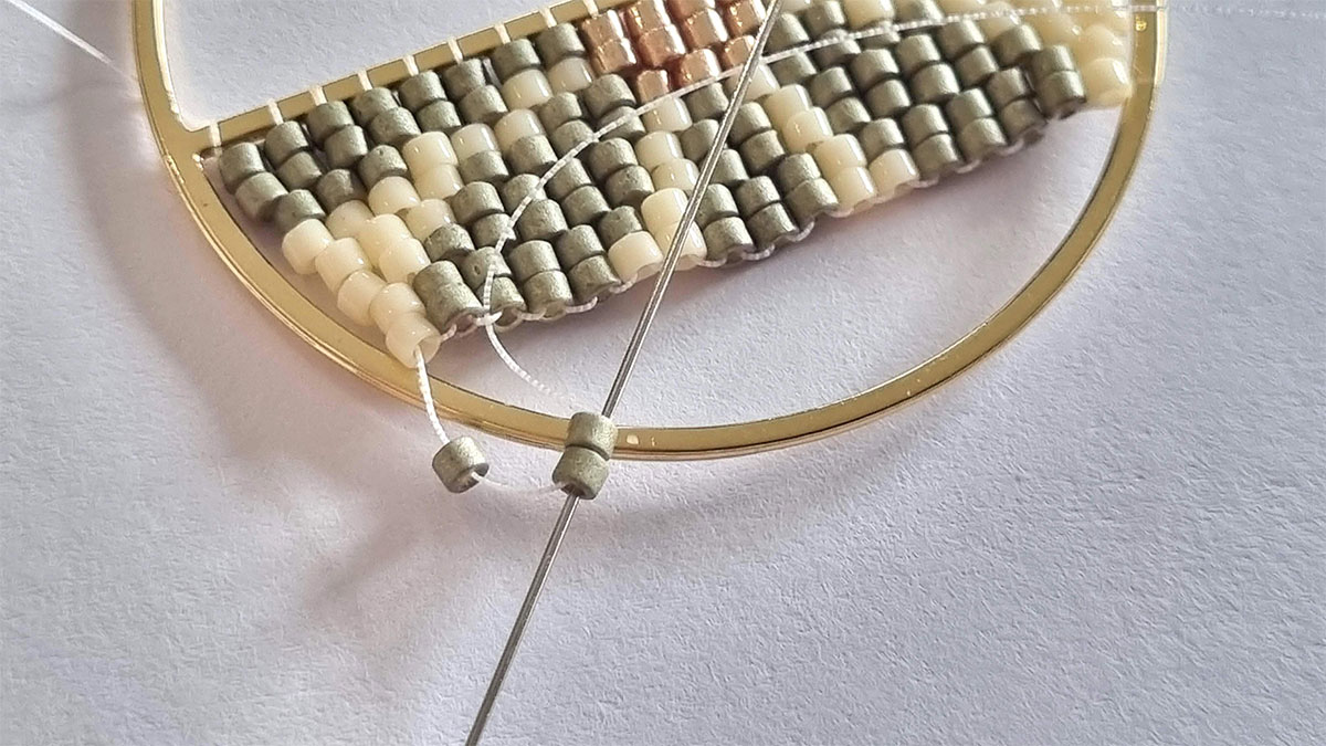 Orecchini con intreccio di mezzi fiori : Tappa 4 Orecchini con intreccio di mezzi fiori : Tappa 4